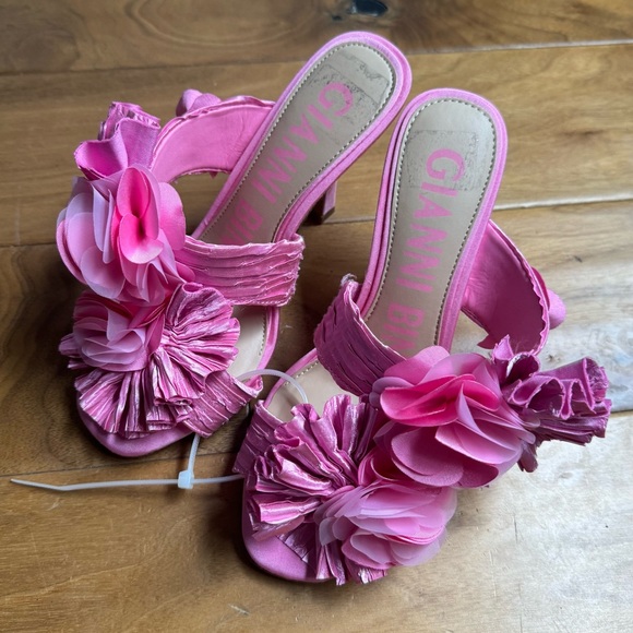 NWT Gianni Bini Hardaway Satin Ruffle Floral Detail Dress Slide Sandals Sz 6,5 - Picture 3 of 8